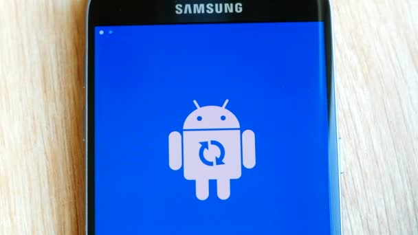 Android робот логотип піктограми на екрані Samsung смарт-телефону під час оновлення — стокове відео