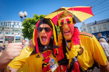 Futbol taraftarları İngiltere ve Belçika arasındaki maç günü şehir sokakta takım destek