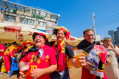 Futbol taraftarları İngiltere ve Belçika arasındaki maç günü şehir sokakta takım destek