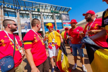 Futbol taraftarları İngiltere ve Belçika arasındaki maç günü şehir sokakta takım destek