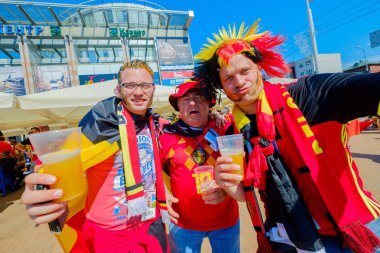 Futbol taraftarları İngiltere ve Belçika arasındaki maç günü şehir sokakta takım destek