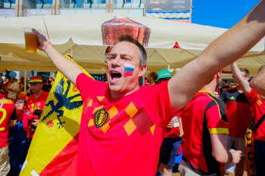 Futbol taraftarları İngiltere ve Belçika arasındaki maç günü şehir sokakta takım destek