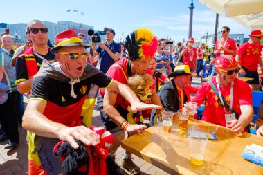 Futbol taraftarları İngiltere ve Belçika arasındaki maç günü şehir sokakta takım destek