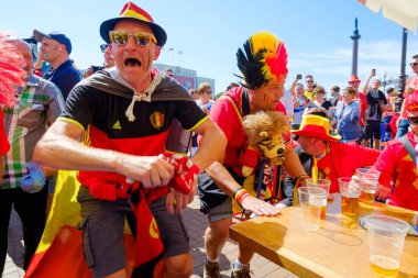 Futbol taraftarları İngiltere ve Belçika arasındaki maç günü şehir sokakta takım destek