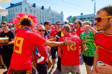Futbol taraftarları İngiltere ve Belçika arasındaki maç günü şehir sokakta takım destek