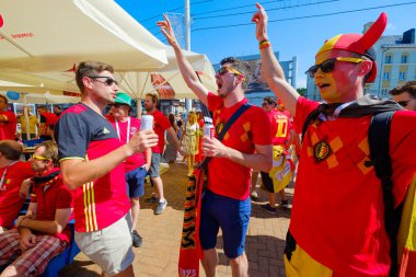 Futbol taraftarları İngiltere ve Belçika arasındaki maç günü şehir sokakta takım destek