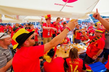 Futbol taraftarları İngiltere ve Belçika arasındaki maç günü şehir sokakta takım destek