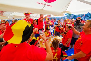 Futbol taraftarları İngiltere ve Belçika arasındaki maç günü şehir sokakta takım destek