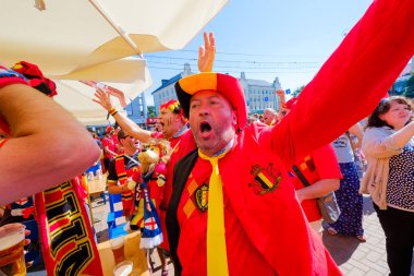 Futbol taraftarları İngiltere ve Belçika arasındaki maç günü şehir sokakta takım destek