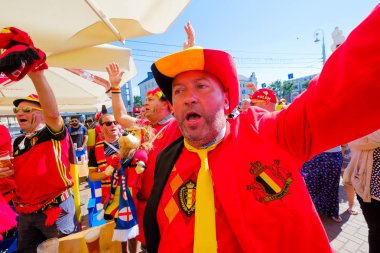 Futbol taraftarları İngiltere ve Belçika arasındaki maç günü şehir sokakta takım destek