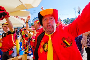 Futbol taraftarları İngiltere ve Belçika arasındaki maç günü şehir sokakta takım destek