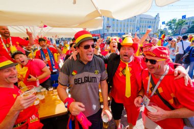 Futbol taraftarları İngiltere ve Belçika arasındaki maç günü şehir sokakta takım destek