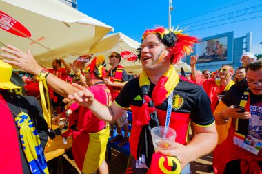 Futbol taraftarları İngiltere ve Belçika arasındaki maç günü şehir sokakta takım destek