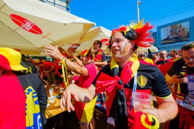 Futbol taraftarları İngiltere ve Belçika arasındaki maç günü şehir sokakta takım destek