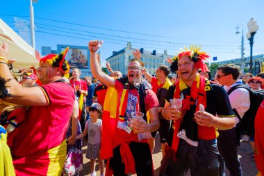 Futbol taraftarları İngiltere ve Belçika arasındaki maç günü şehir sokakta takım destek