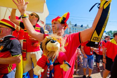 Futbol taraftarları İngiltere ve Belçika arasındaki maç günü şehir sokakta takım destek