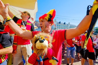 Futbol taraftarları İngiltere ve Belçika arasındaki maç günü şehir sokakta takım destek