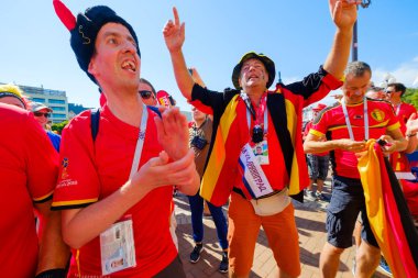Futbol taraftarları İngiltere ve Belçika arasındaki maç günü şehir sokakta takım destek