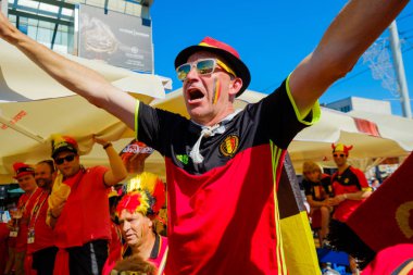 Futbol taraftarları İngiltere ve Belçika arasındaki maç günü şehir sokakta takım destek