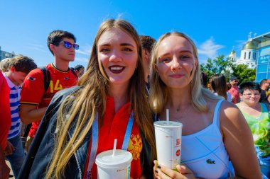 Futbol taraftarları İngiltere ve Belçika arasındaki maç günü şehir sokakta takım destek
