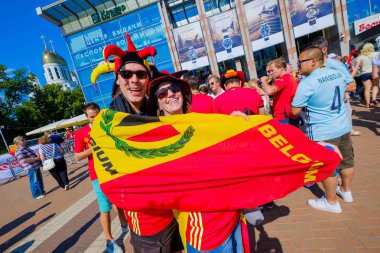 Futbol taraftarları İngiltere ve Belçika arasındaki maç günü şehir sokakta takım destek