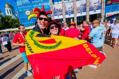 Futbol taraftarları İngiltere ve Belçika arasındaki maç günü şehir sokakta takım destek