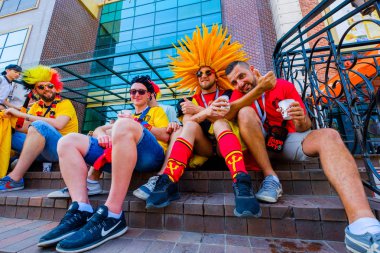 Futbol taraftarları İngiltere ve Belçika arasındaki maç günü şehir sokakta takım destek