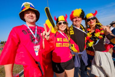 Futbol taraftarları İngiltere ve Belçika arasındaki maç günü şehir sokakta takım destek