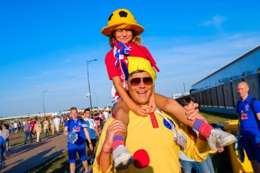 Futbol taraftarları İngiltere ve Belçika arasındaki maç günü şehir sokakta takım destek