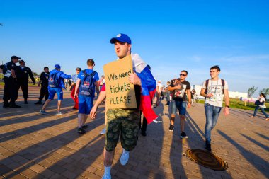 Futbol taraftarları İngiltere ve Belçika arasındaki maç günü şehir sokakta takım destek