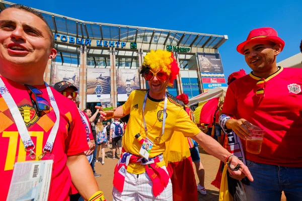 Los aficionados al fútbol apoyan a los equipos en la calle de la ciudad el día del partido entre Inglaterra y Bélgica — Foto de Stock