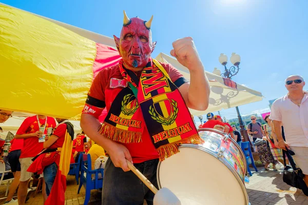 Los aficionados al fútbol apoyan a los equipos en la calle de la ciudad el día del partido entre Inglaterra y Bélgica — Foto de Stock