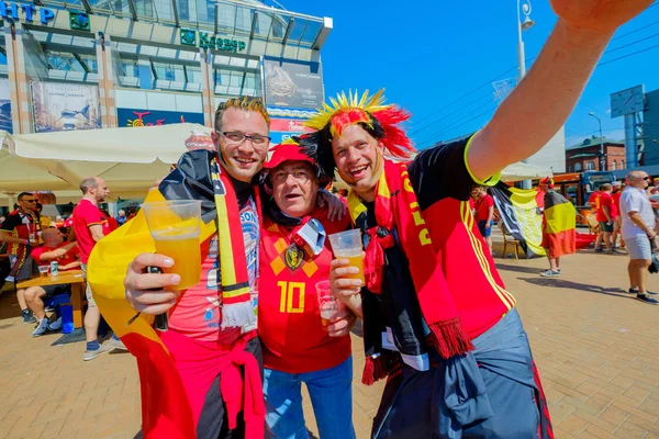 Zespoły wsparcia kibiców na ulicy miasta w dniu meczu między Anglii i Belgii — Zdjęcie stockowe