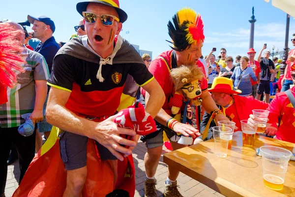 I tifosi di calcio supportano le squadre sulla strada della città il giorno della partita tra Inghilterra e Belgio — Foto Stock