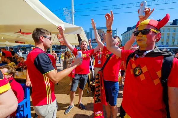 英格兰和比利时的比赛当天, 球迷们在城市街道上支持球队。 — 图库照片