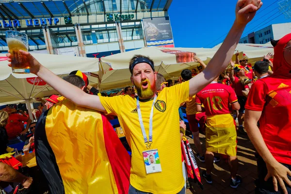 I tifosi di calcio supportano le squadre sulla strada della città il giorno della partita tra Inghilterra e Belgio — Foto Stock