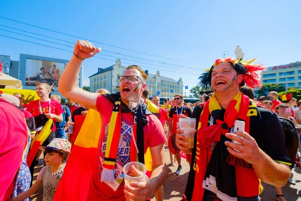 Los aficionados al fútbol apoyan a los equipos en la calle de la ciudad el día del partido entre Inglaterra y Bélgica — Foto de Stock