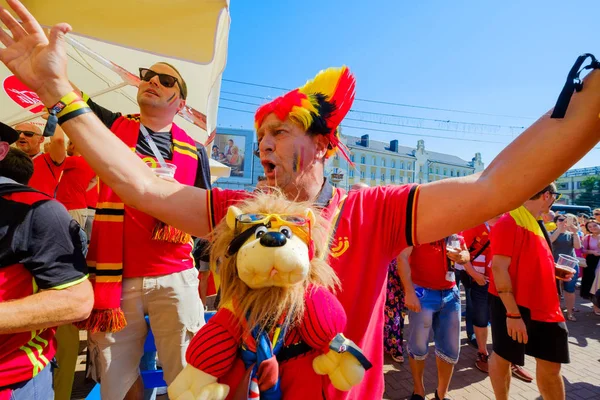 I tifosi di calcio supportano le squadre sulla strada della città il giorno della partita tra Inghilterra e Belgio — Foto Stock