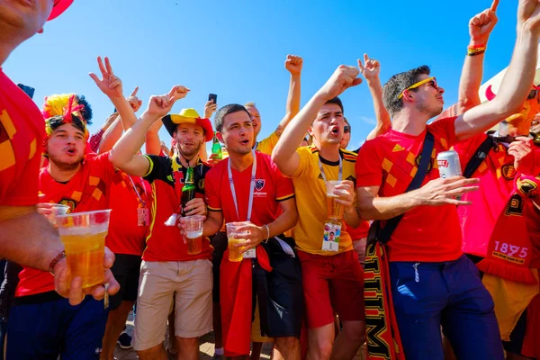 I tifosi di calcio supportano le squadre sulla strada della città il giorno della partita tra Inghilterra e Belgio — Foto Stock