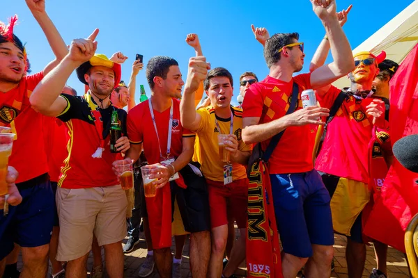 Los aficionados al fútbol apoyan a los equipos en la calle de la ciudad el día del partido entre Inglaterra y Bélgica — Foto de Stock