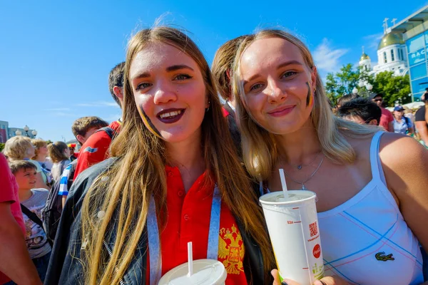 Voetbalfans ondersteuningsteams op de straat van de stad op de dag van de wedstrijd tussen Engeland en België — Stockfoto