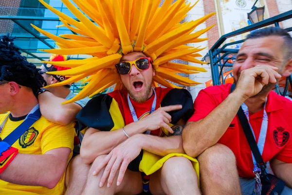 Los aficionados al fútbol apoyan a los equipos en la calle de la ciudad el día del partido entre Inglaterra y Bélgica — Foto de Stock