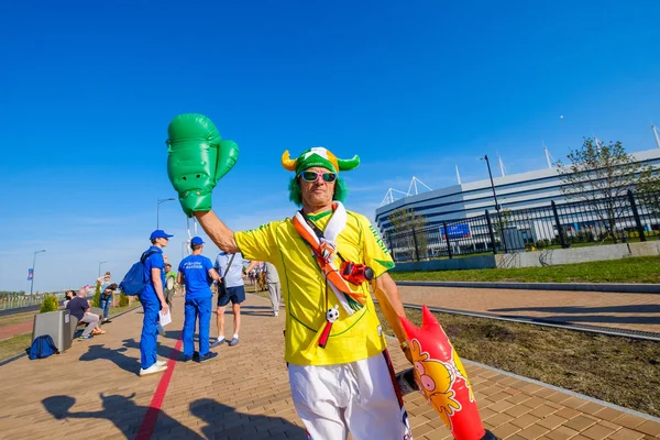 Los aficionados al fútbol apoyan a los equipos en la calle de la ciudad el día del partido entre Inglaterra y Bélgica — Foto de Stock