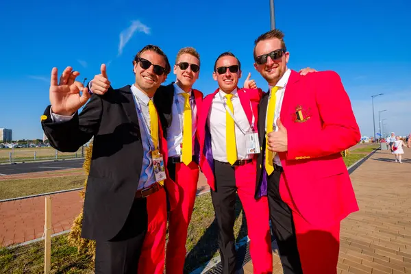 Los aficionados al fútbol apoyan a los equipos en la calle de la ciudad el día del partido entre Inglaterra y Bélgica — Foto de Stock