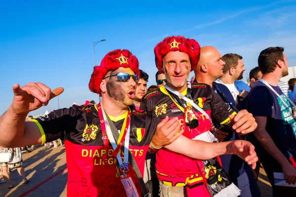 Los aficionados al fútbol apoyan a los equipos en la calle de la ciudad el día del partido entre Inglaterra y Bélgica — Foto de Stock