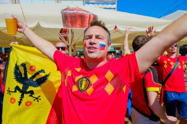 Futbol taraftarları İngiltere ve Belçika arasındaki maç günü şehir sokakta takım destek