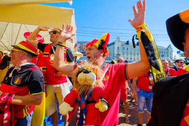 Futbol taraftarları İngiltere ve Belçika arasındaki maç günü şehir sokakta takım destek