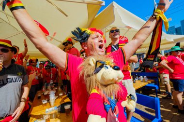 Futbol taraftarları İngiltere ve Belçika arasındaki maç günü şehir sokakta takım destek