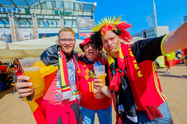 Fãs de futebol apoiam equipes na rua da cidade no dia do jogo entre a Inglaterra e a Bélgica — Fotografia de Stock