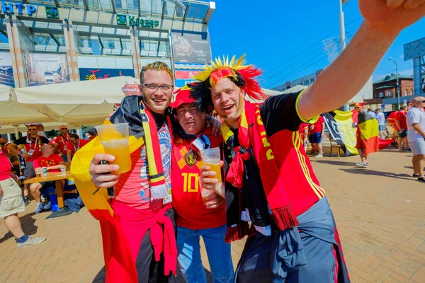 I tifosi di calcio supportano le squadre sulla strada della città il giorno della partita tra Inghilterra e Belgio — Foto Stock